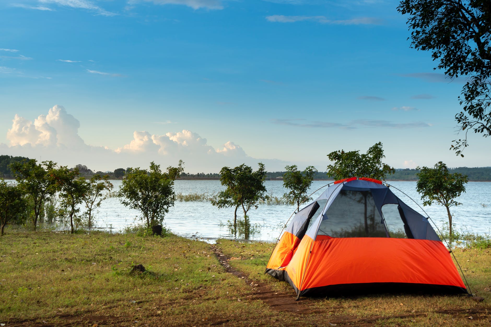 Don’t forget to carry these 10 things before you go camping